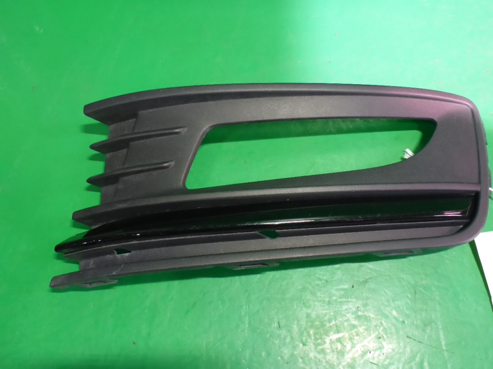 Рамка противотуманной фары левой