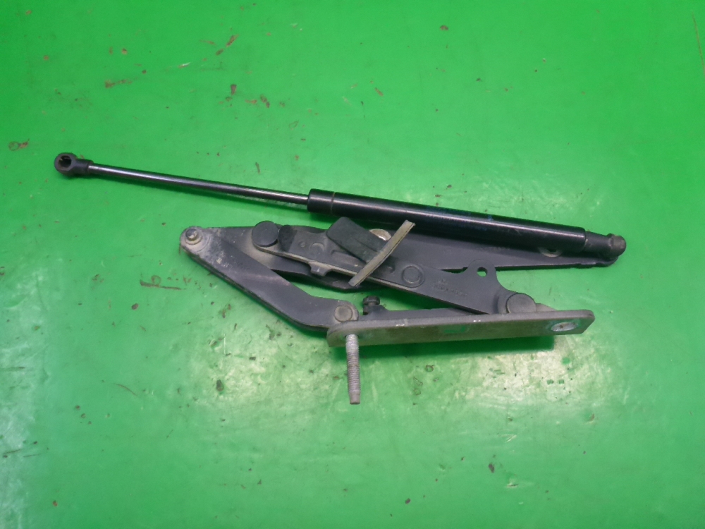 Петля капота левая