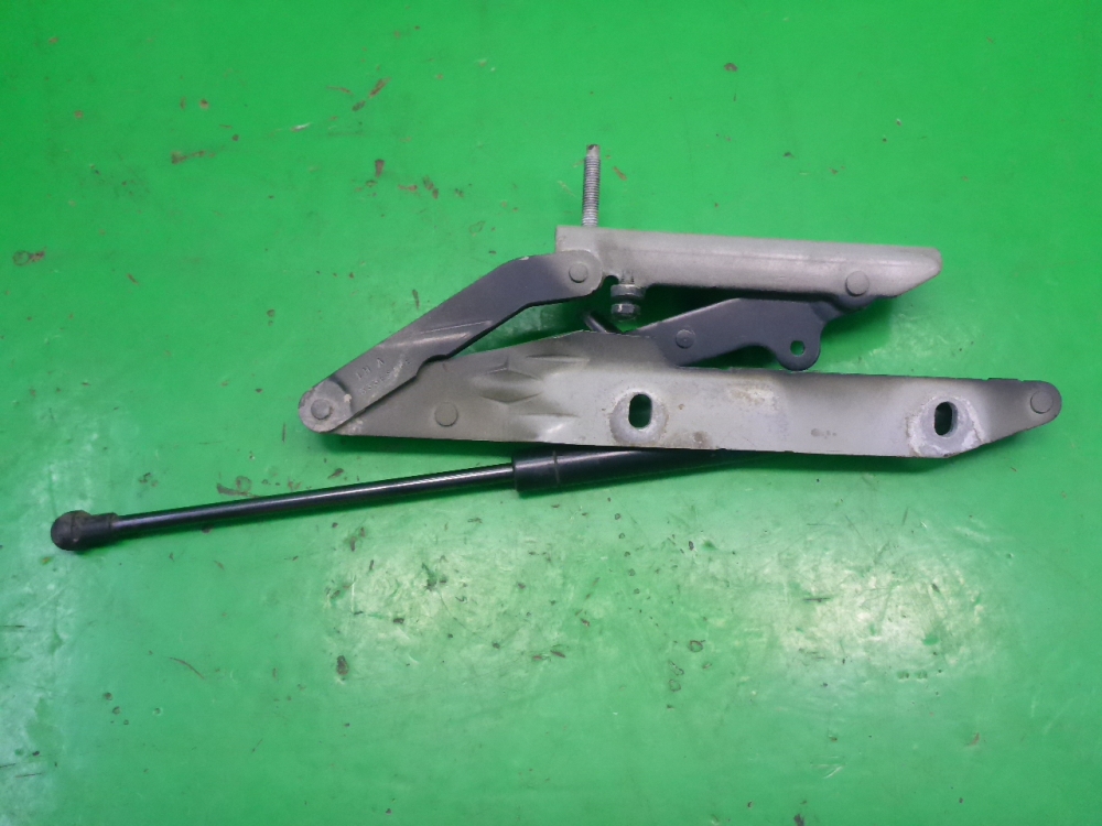 Петля капота левая