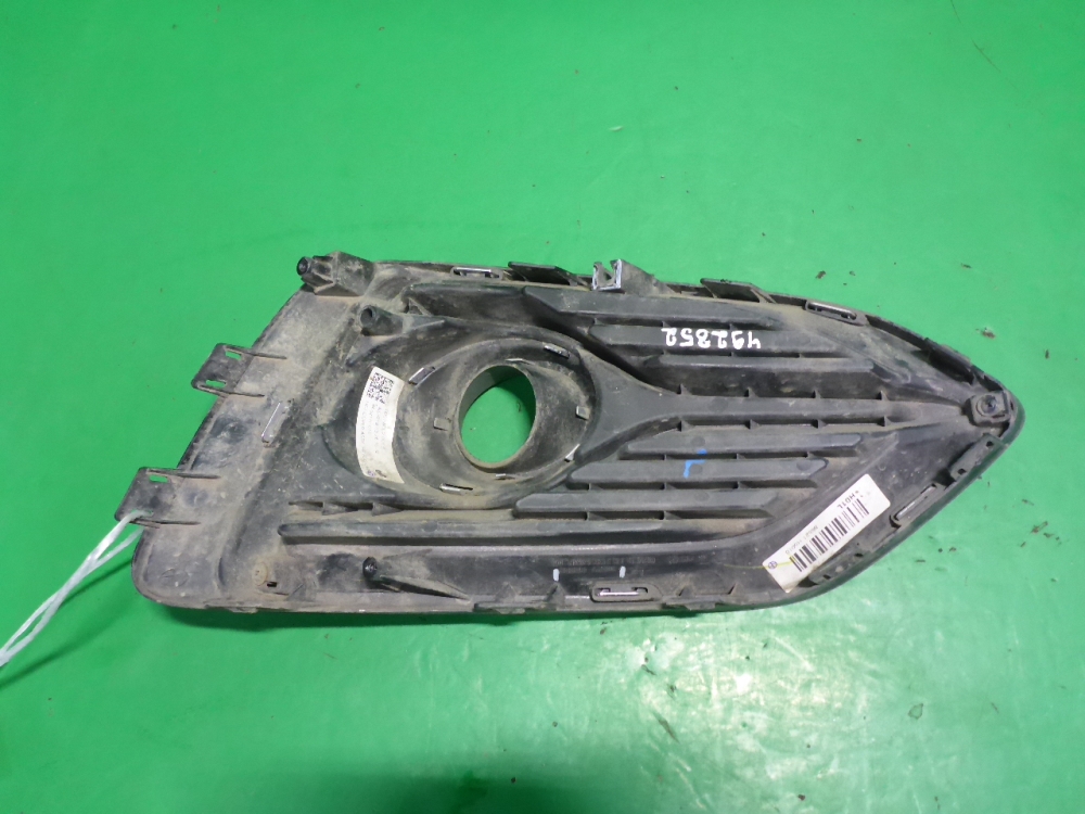 Рамка противотуманной фары левой