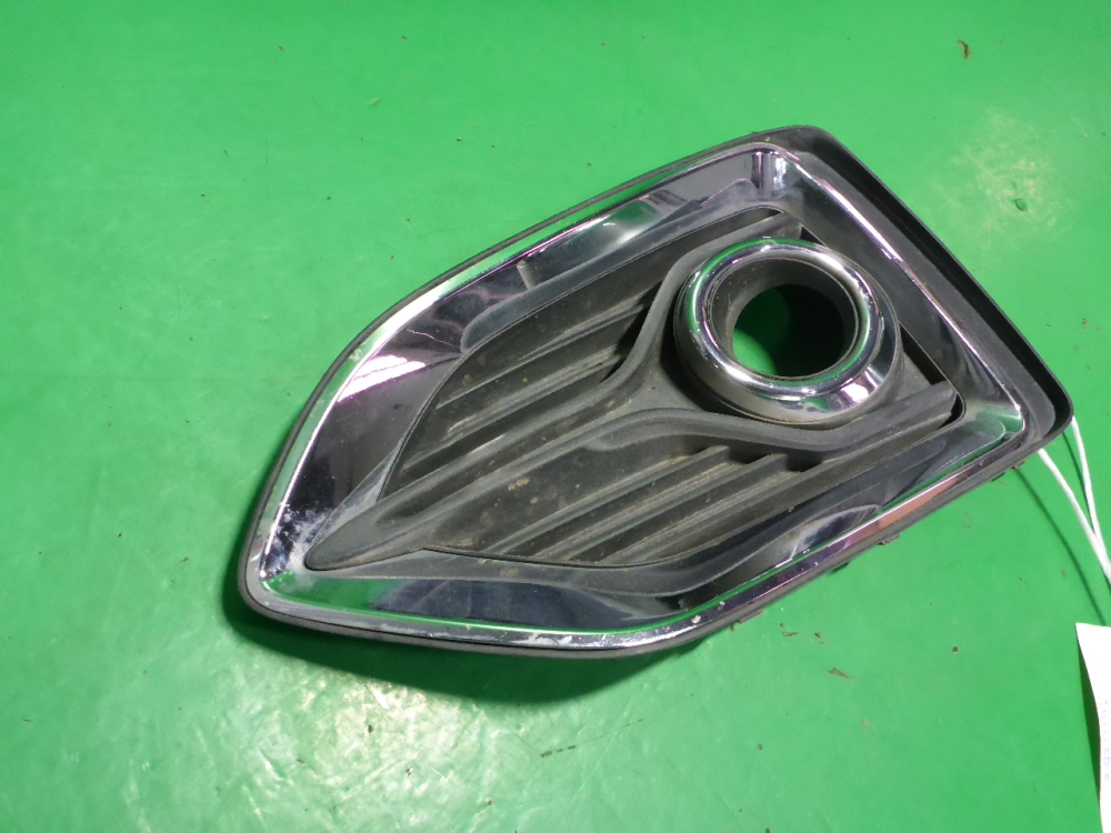 Рамка противотуманной фары левой