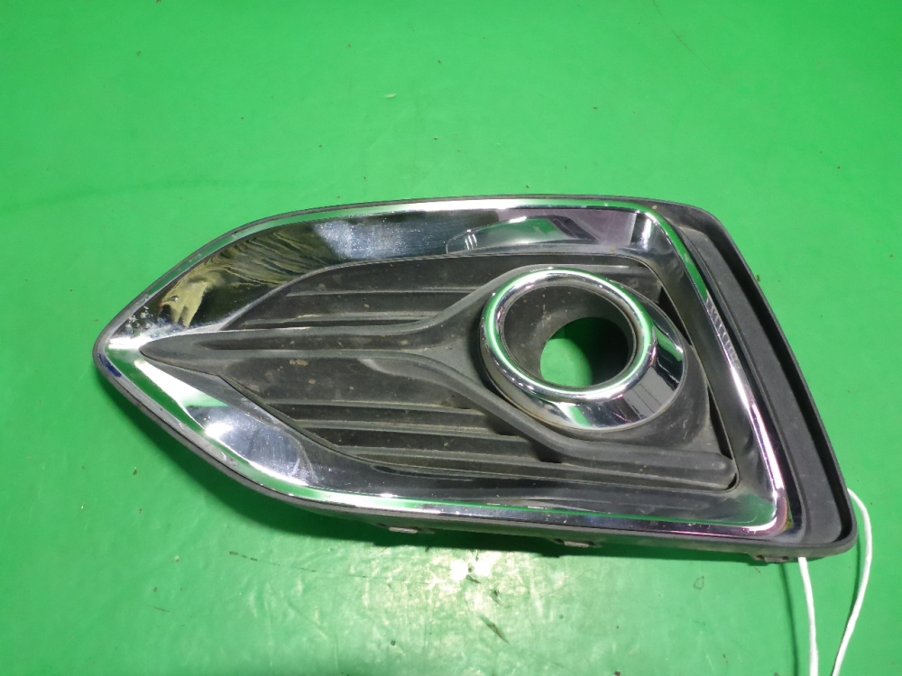 Рамка противотуманной фары левой