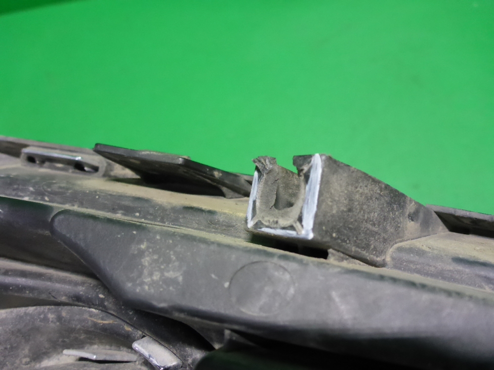 Рамка противотуманной фары левой