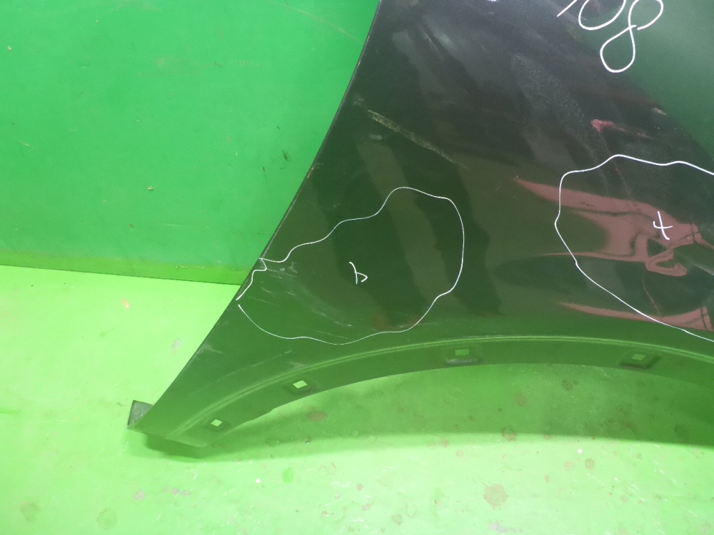 Крыло переднее правое