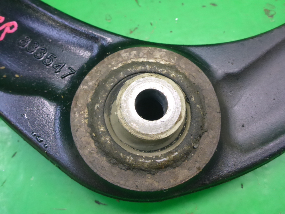 Рычаг передний правый