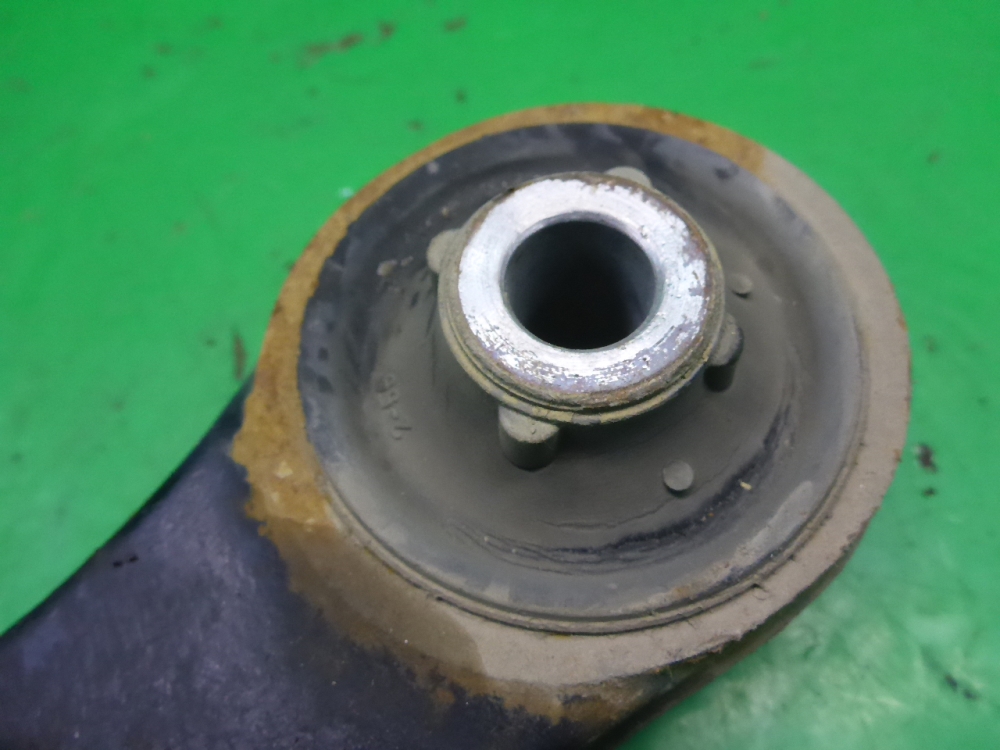 Рычаг передний правый