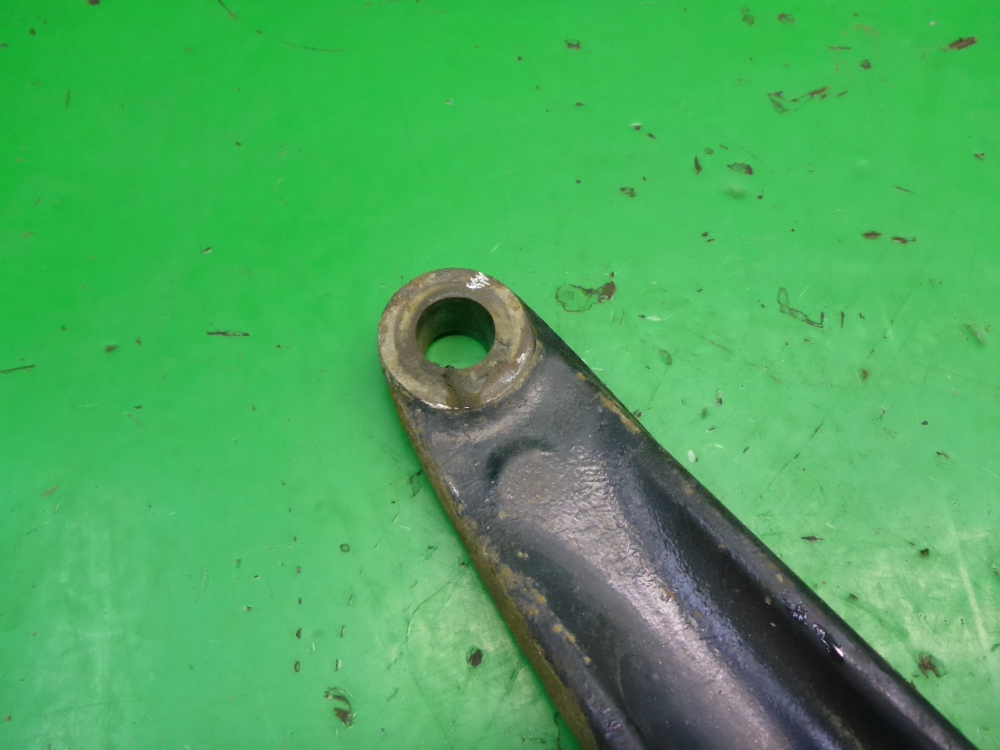 Рычаг передний правый