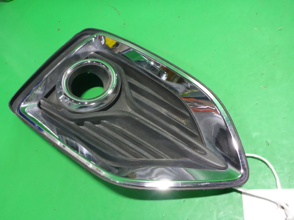 Рамка противотуманной фары правой