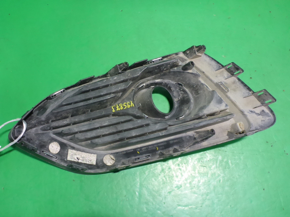 Рамка противотуманной фары правой