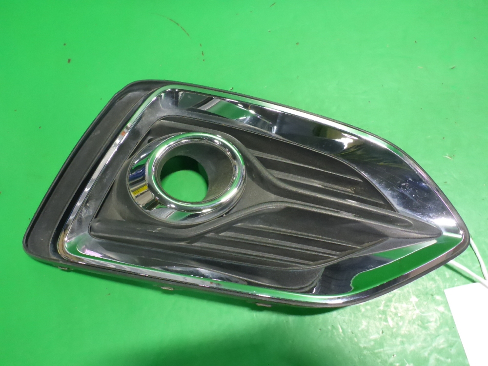 Рамка противотуманной фары правой