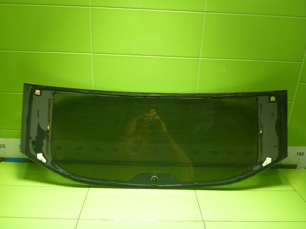 Стекло двери багажника