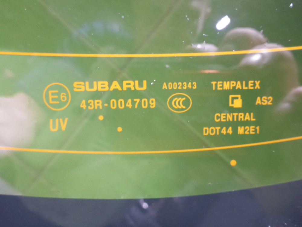 Стекло двери багажника