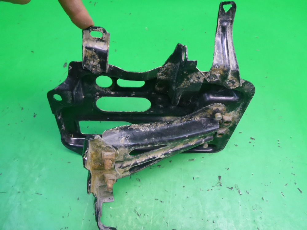 Площадка под аккумулятор (АКБ)