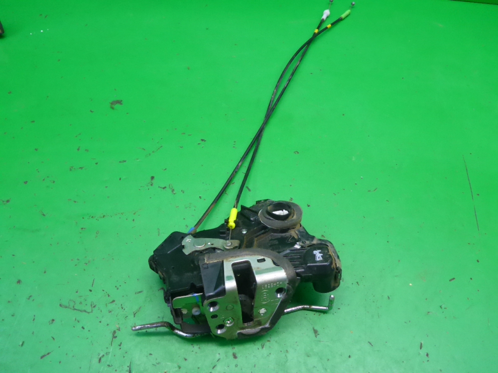 Замок двери передней правой