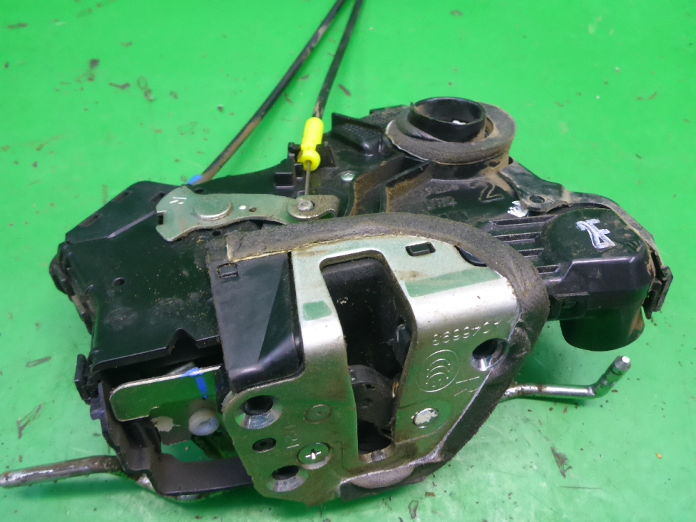 Замок двери передней правой