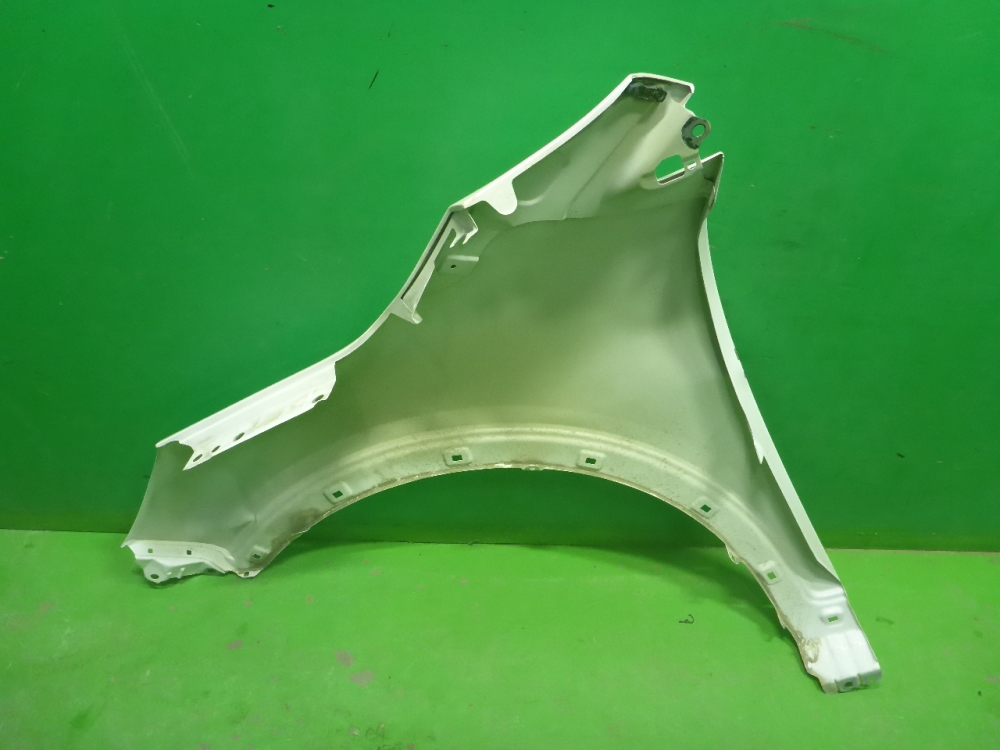 Крыло переднее правое