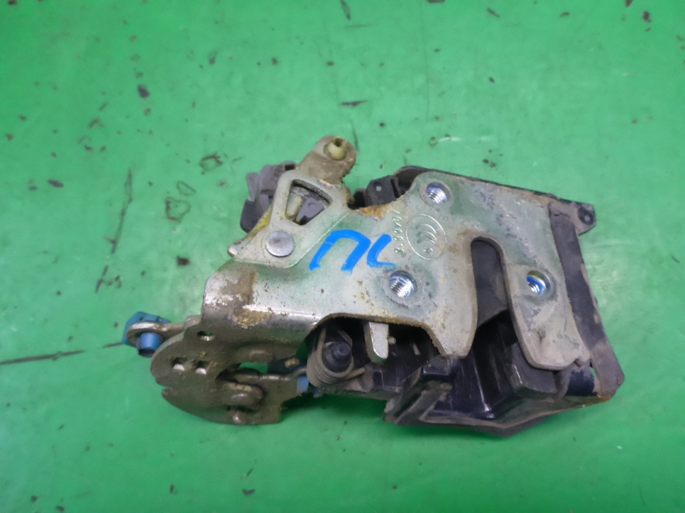 Замок двери передней левой