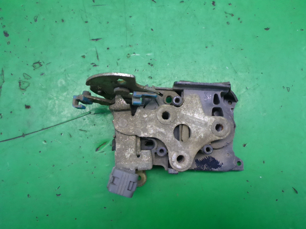 Замок двери передней левой