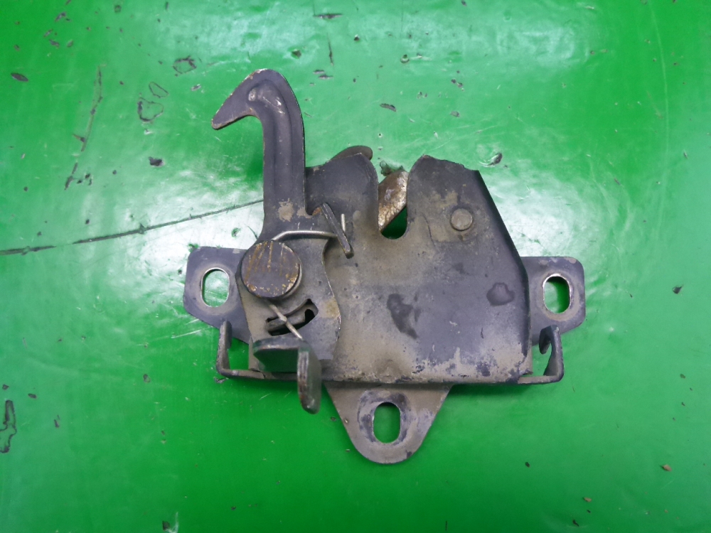 Замок капота