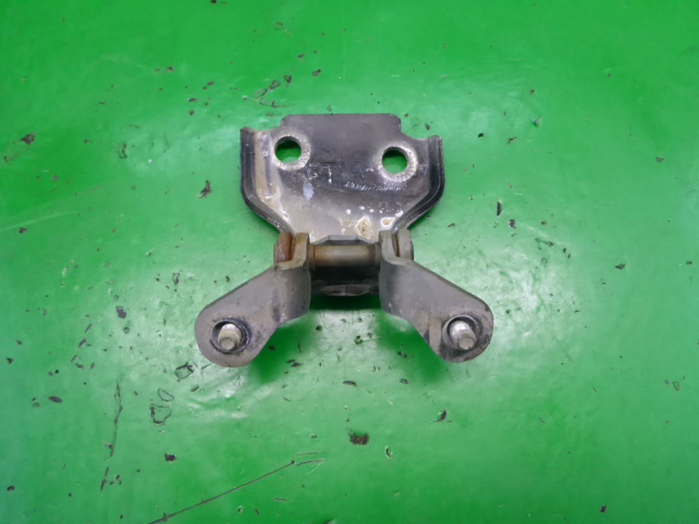 Петля двери передней левой верхняя