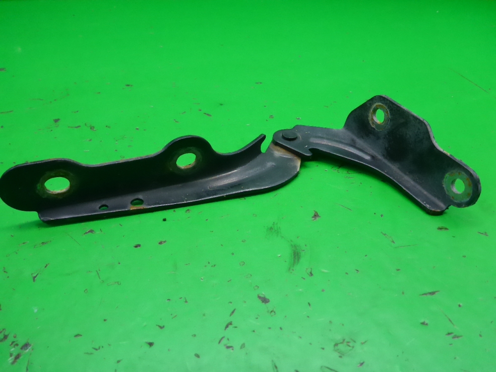 Петля капота правая