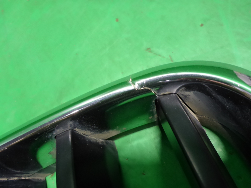 Решетка радиатора левая