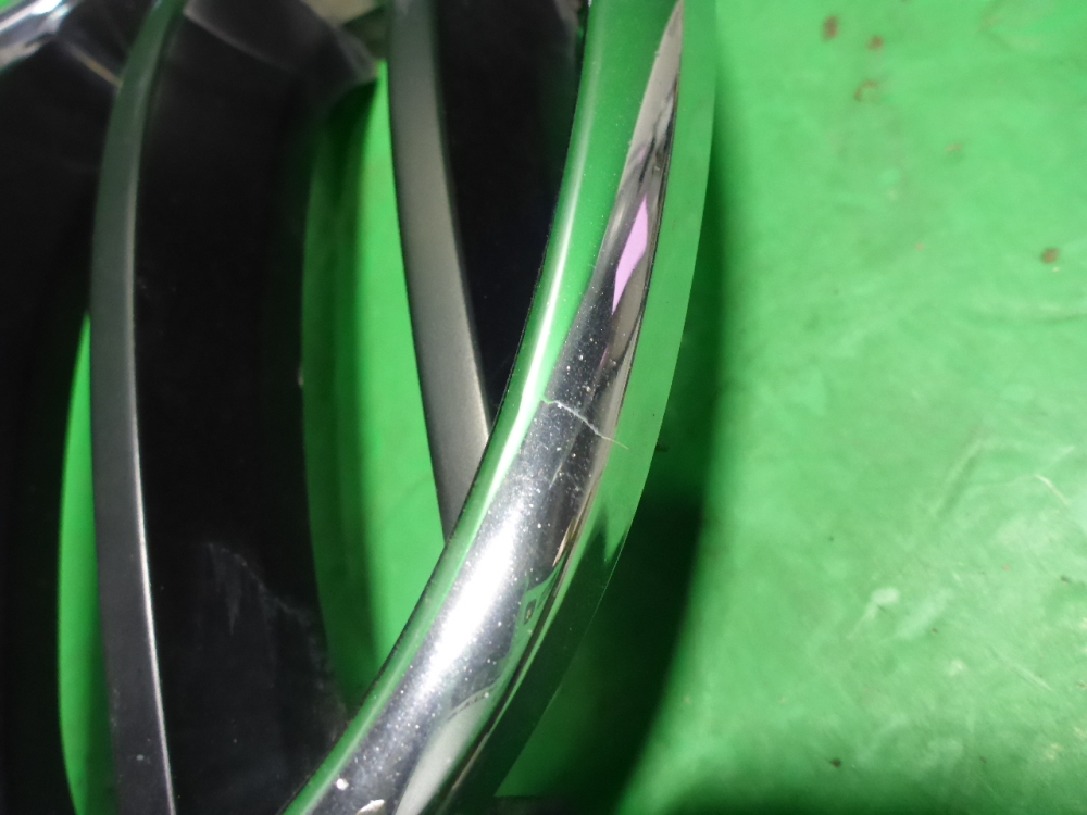 Решетка радиатора левая