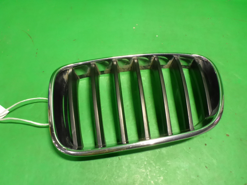 Решетка радиатора левая