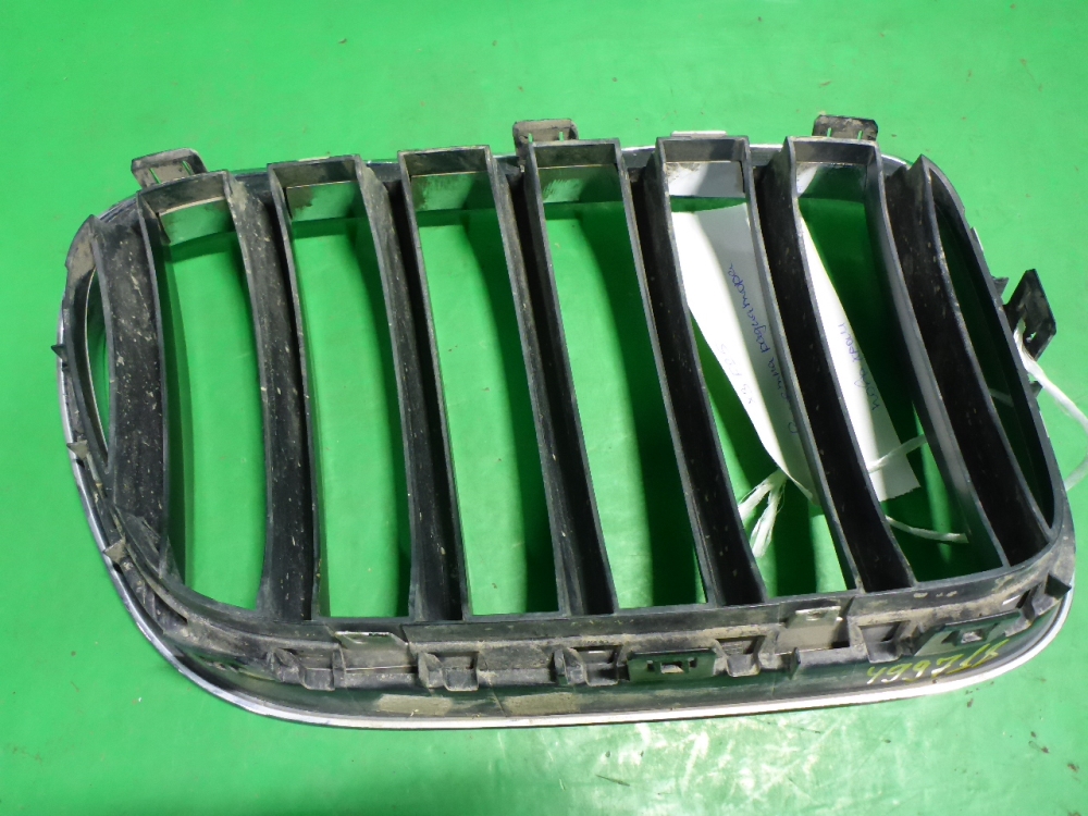 Решетка радиатора левая