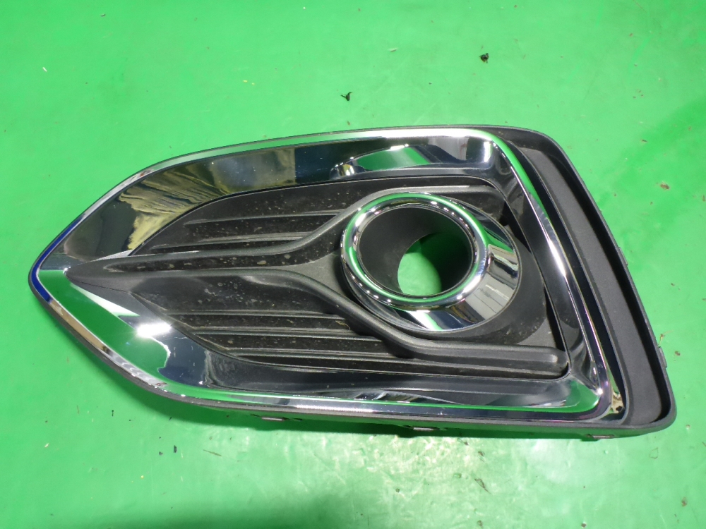 Рамка противотуманной фары левой