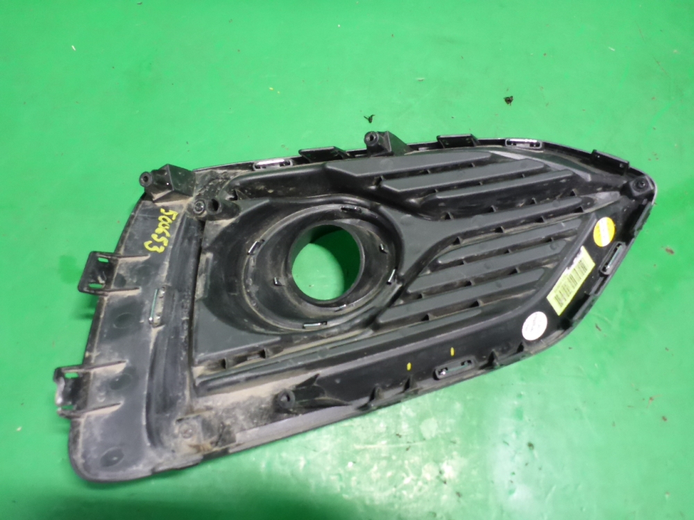 Рамка противотуманной фары левой