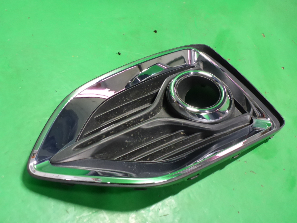 Рамка противотуманной фары левой