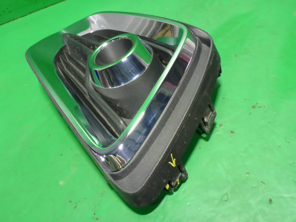 Рамка противотуманной фары левой