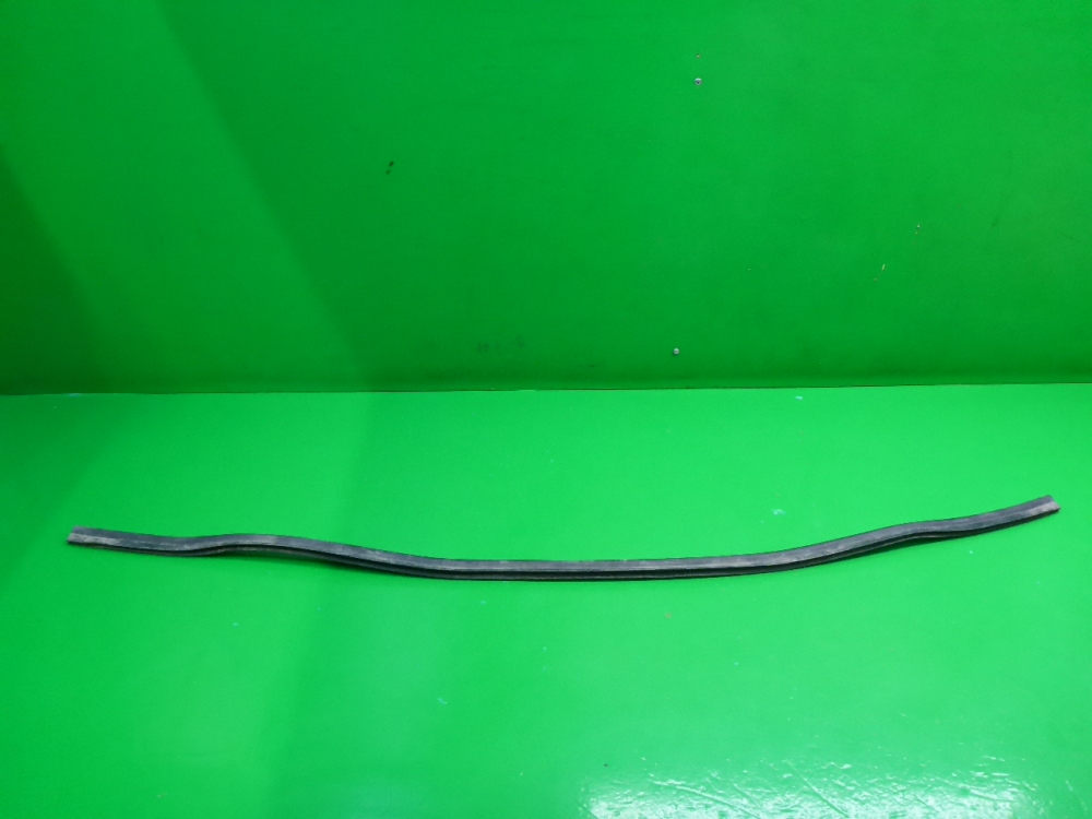 Уплотнитель капота