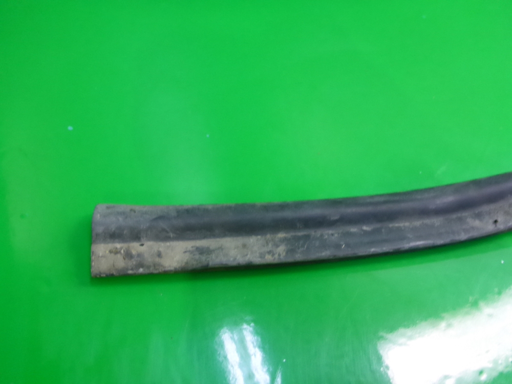 Уплотнитель капота