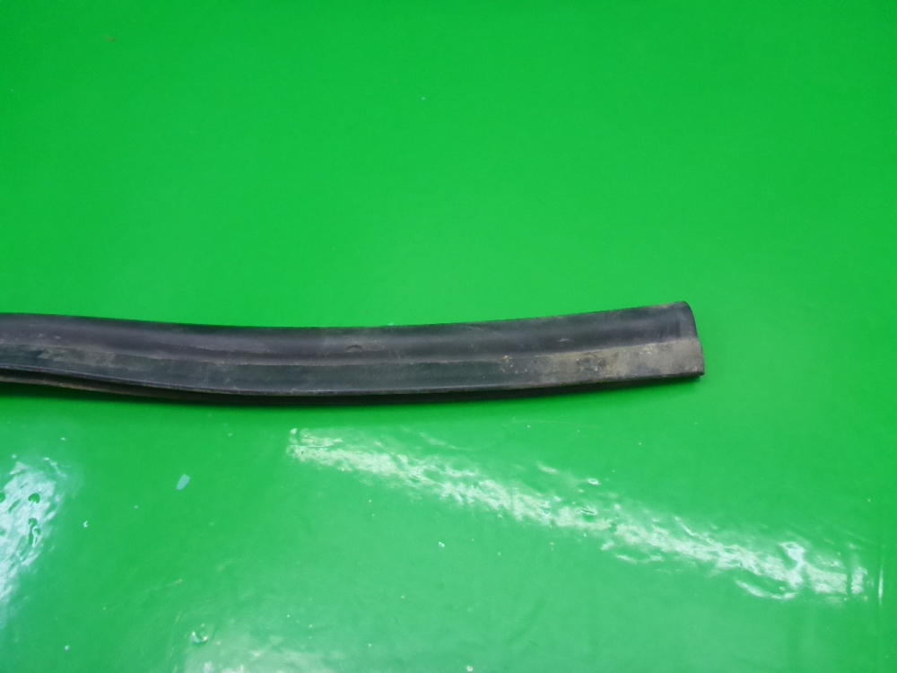 Уплотнитель капота