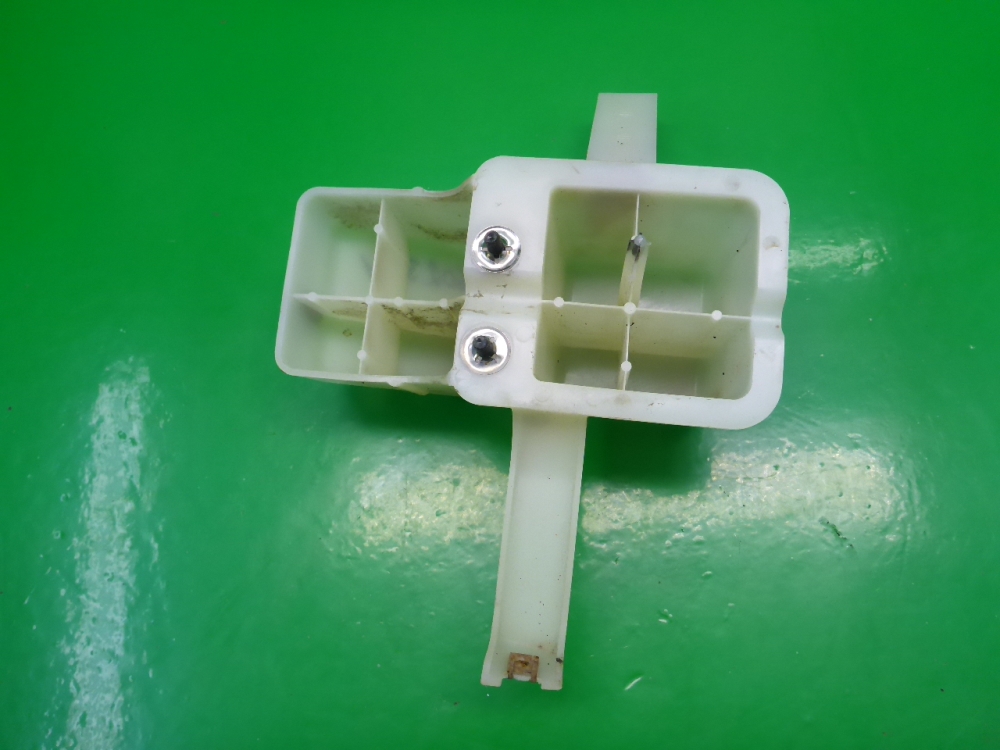 Кронштейн заднего бампера правый