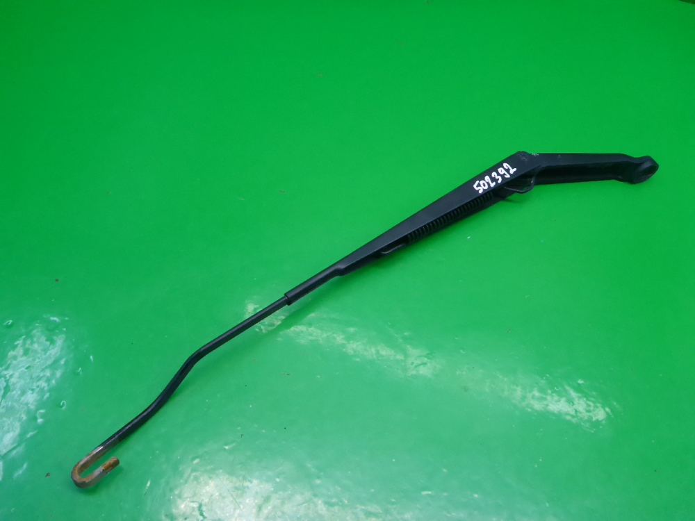 Поводок стеклоочистителя передний левый