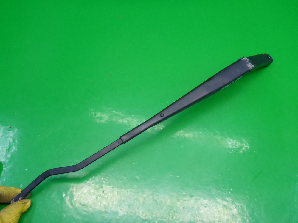 Поводок стеклоочистителя передний левый