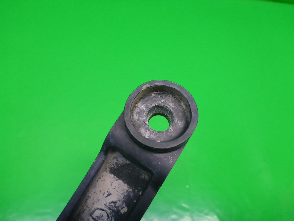 Поводок стеклоочистителя передний левый