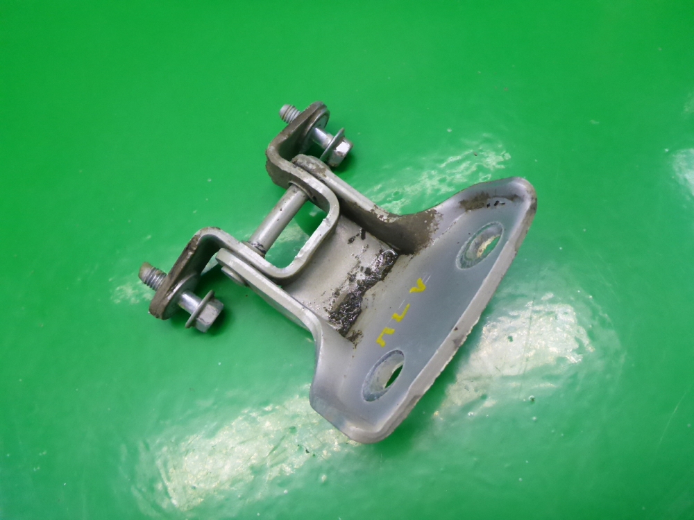 Петля двери передней левой верхняя