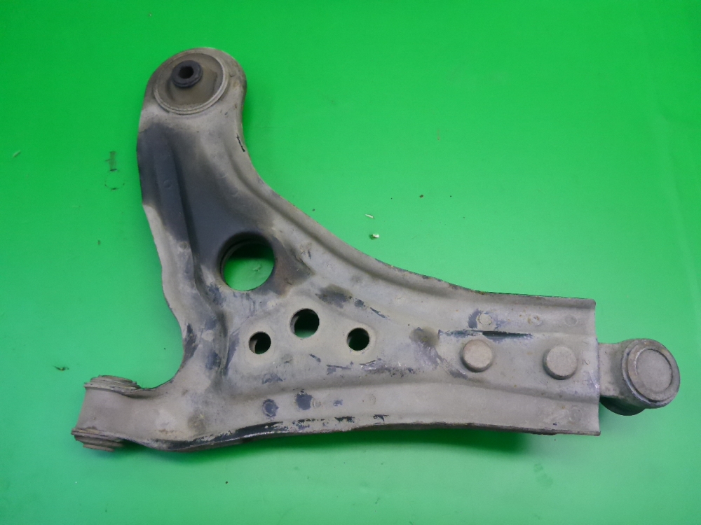 Рычаг передний правый