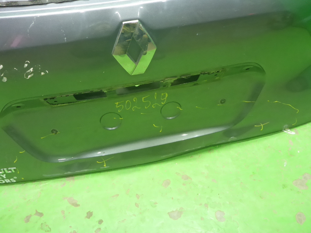 Дверь багажника