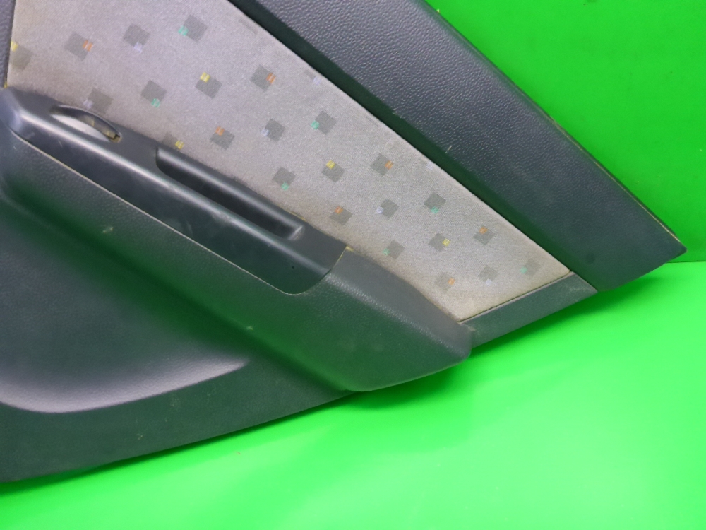 Обшивка двери задней правой