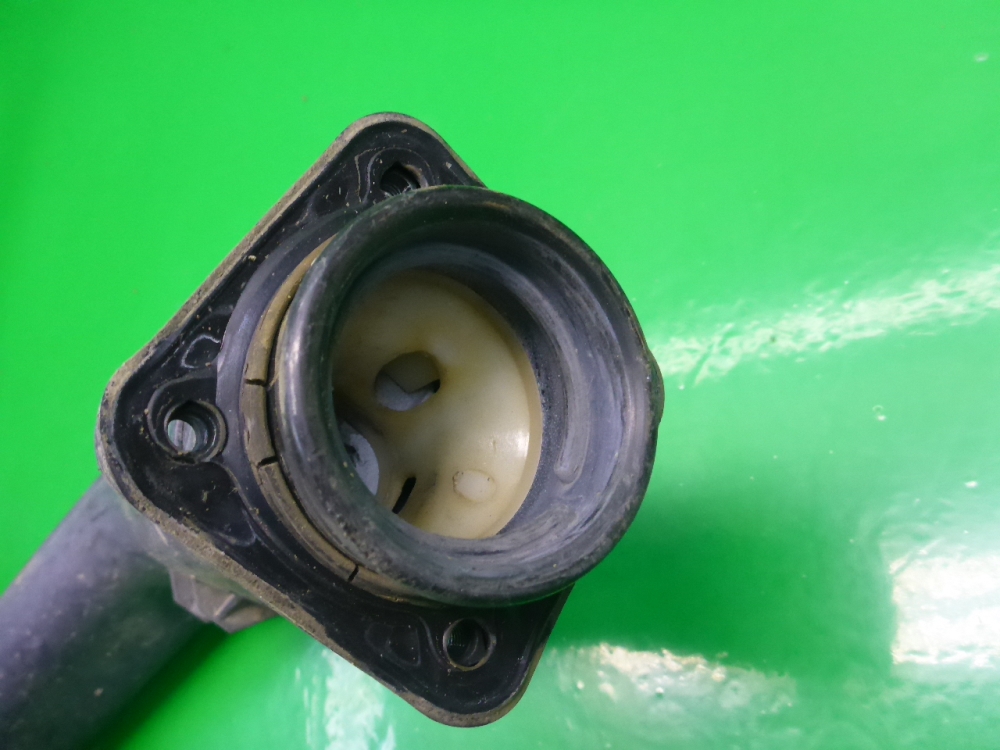 Горловина топливного бака