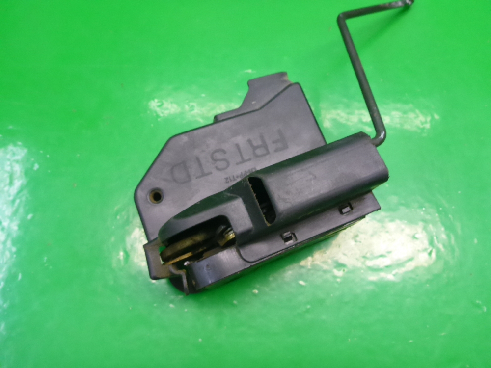 Замок двери передней левой