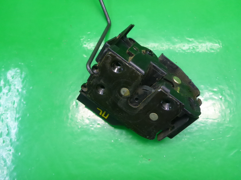 Замок двери передней левой