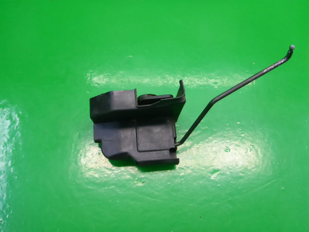 Замок двери передней левой