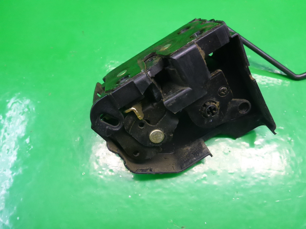 Замок двери передней левой