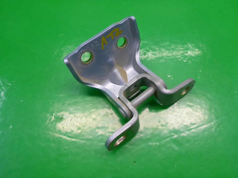 Петля двери задней левой верхняя